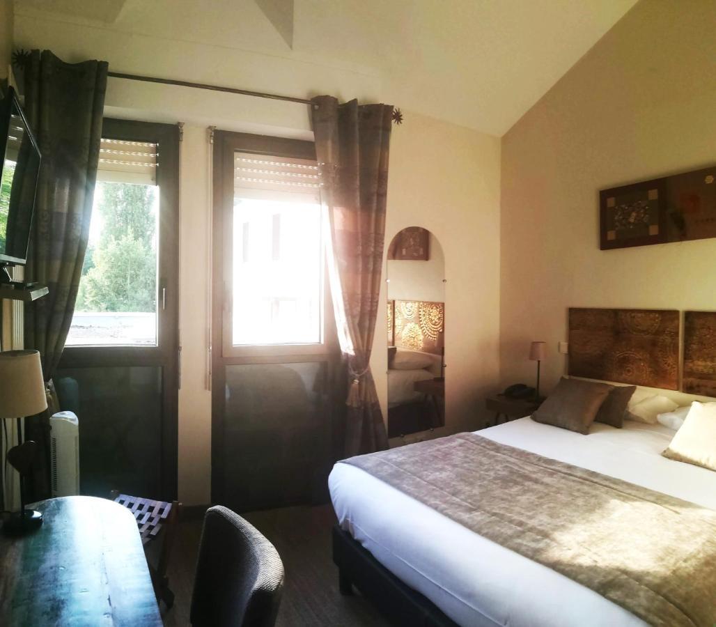 Logis Hotel Restaurant L'Oree Des Bois La Breille-les-Pins Ngoại thất bức ảnh
